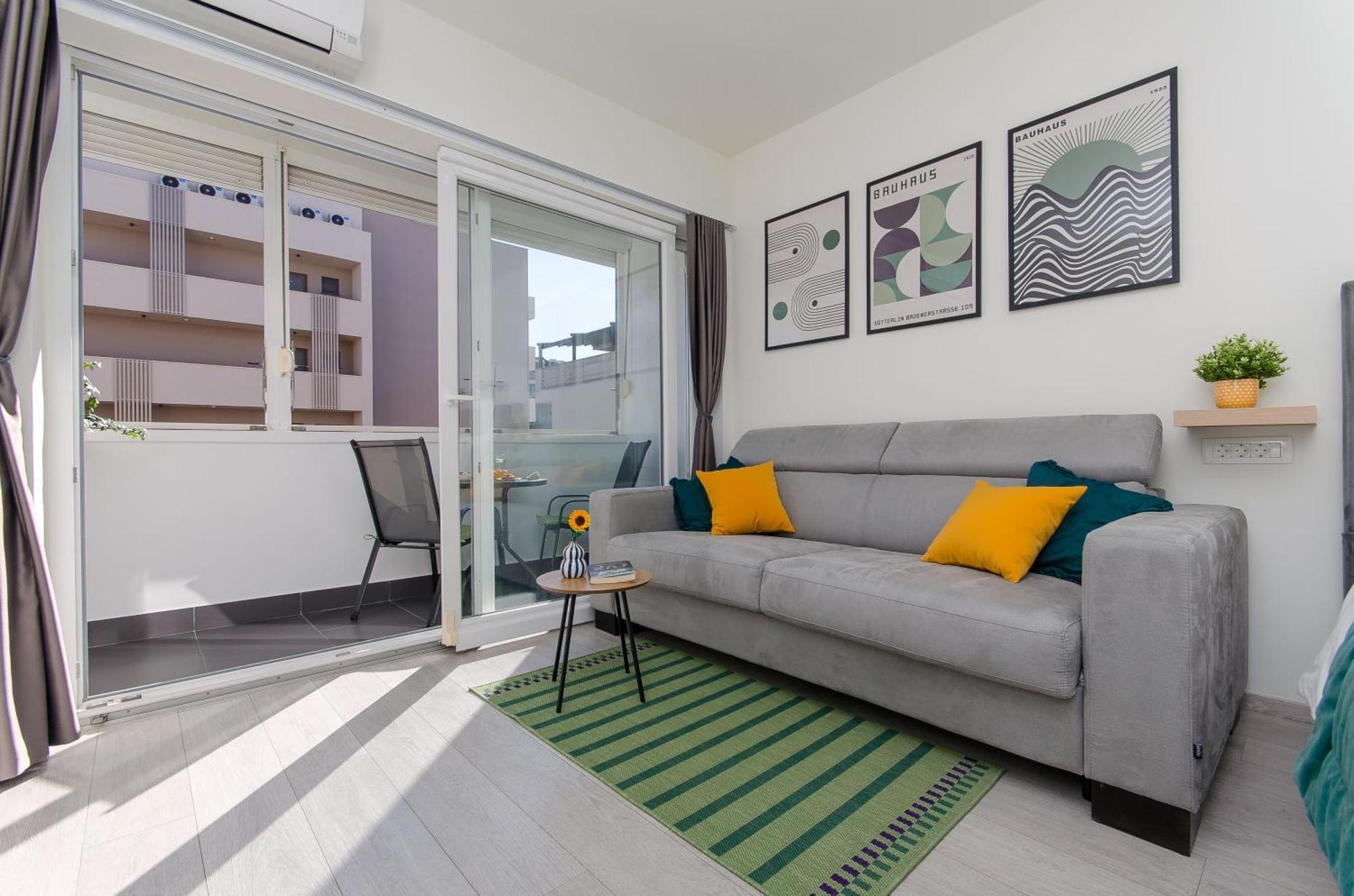 Side By Side Apartma *
