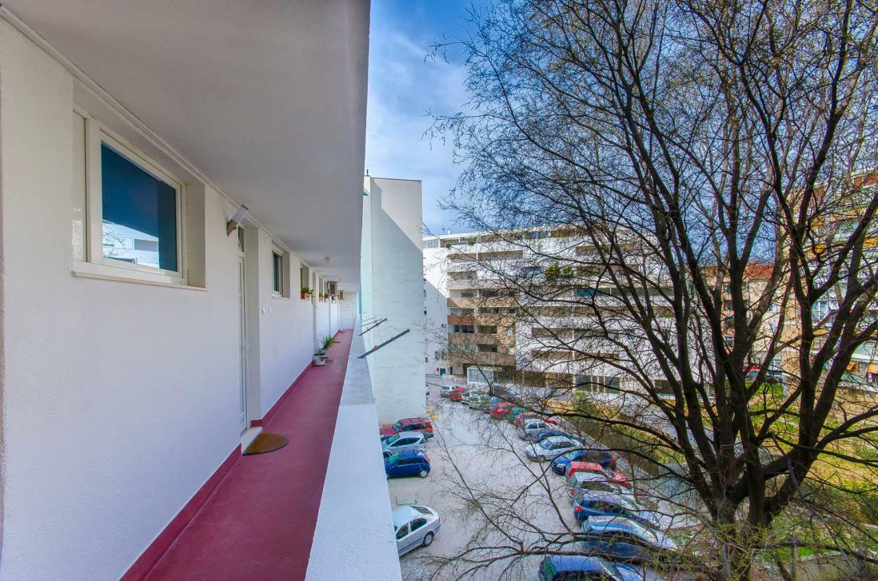 Side By Side Apartma *